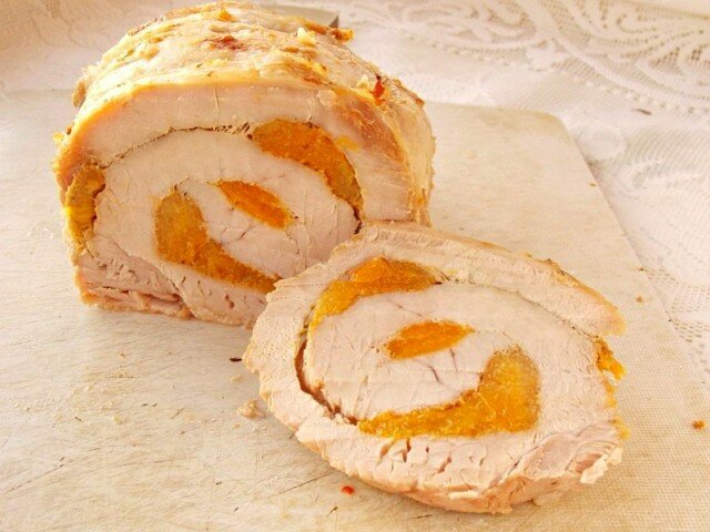 Мясной рулет с курагой