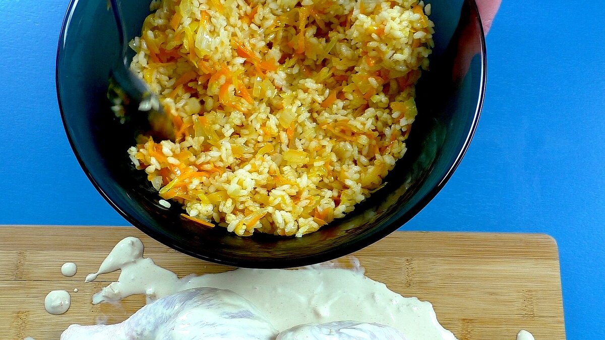 Я просто обмазываю курицу маринадом, начиняю рисом и готовлю мясо, тающее во рту
