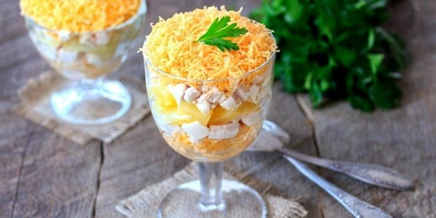 Слоеный салат с ананасом и курицей