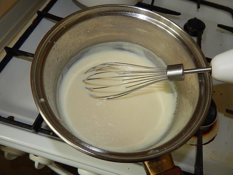 Фрикадельки под соусом "Бешамель". Красиво, и на вкус изумительно.