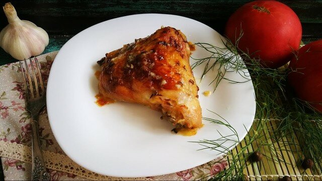 Запеченные куриные бедра в сметанном соусе