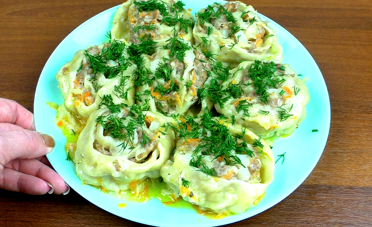 Делаю из теста рулетики с фаршем, луком, картошкой и готовлю на сковороде. "Ленивые" пельмени по-новому