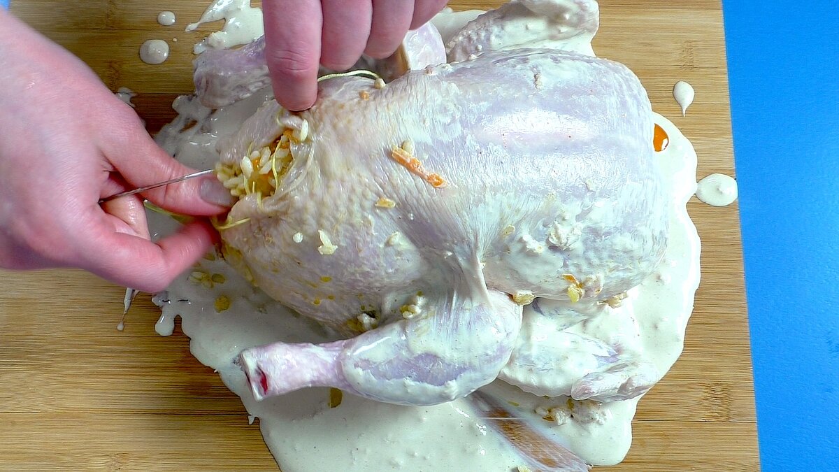 Я просто обмазываю курицу маринадом, начиняю рисом и готовлю мясо, тающее во рту
