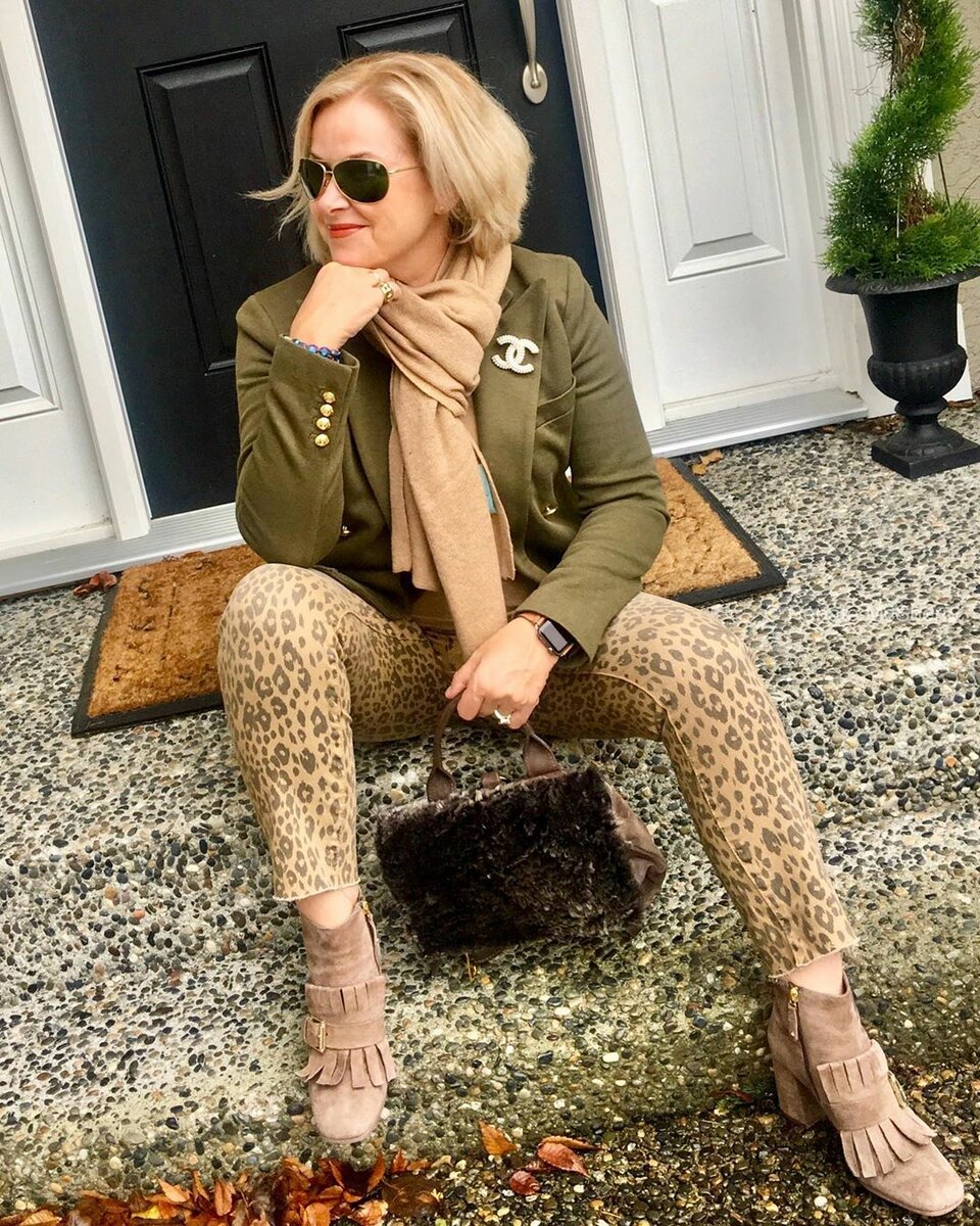 @stylealiveafter55 / Брошь – недорогой способ освежить вещь. /Фото: instagram.com
