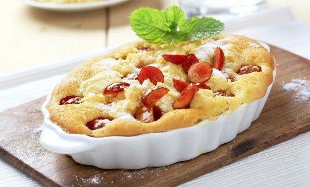 Шарлотка с вишней