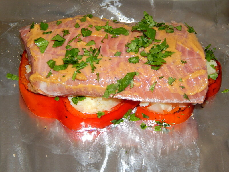 Рыба на овощах, зпеченная в фольге. Несложно, эффектно, вкусно.