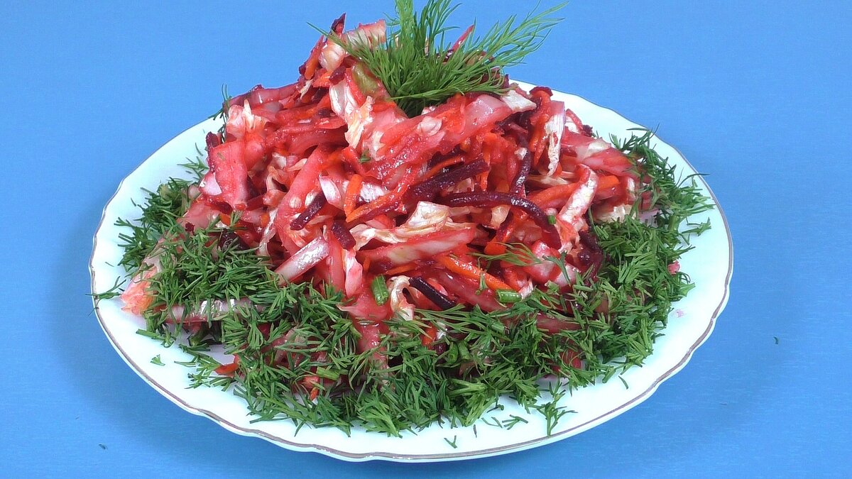 Простой "Витаминный" салат из капусты и свёклы.