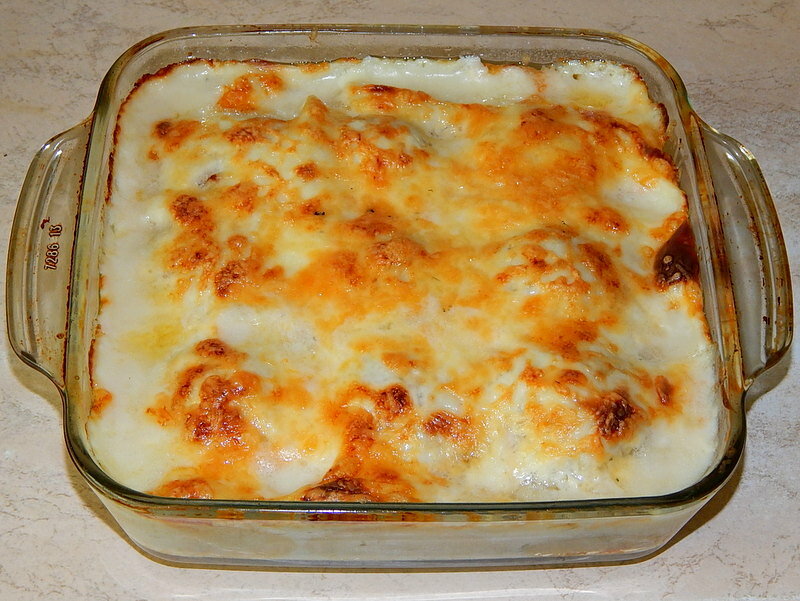 Фрикадельки под соусом "Бешамель". Красиво, и на вкус изумительно.