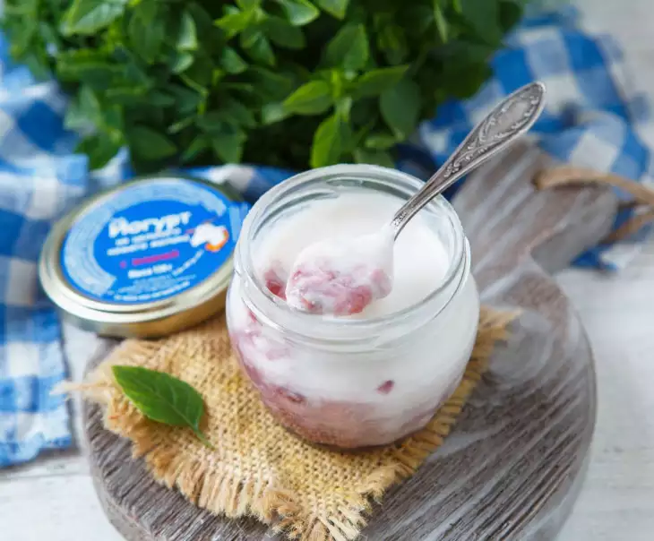 Йогурт из козьего молока с вишней 2,8-5,5% от Елены Варфоломеевой