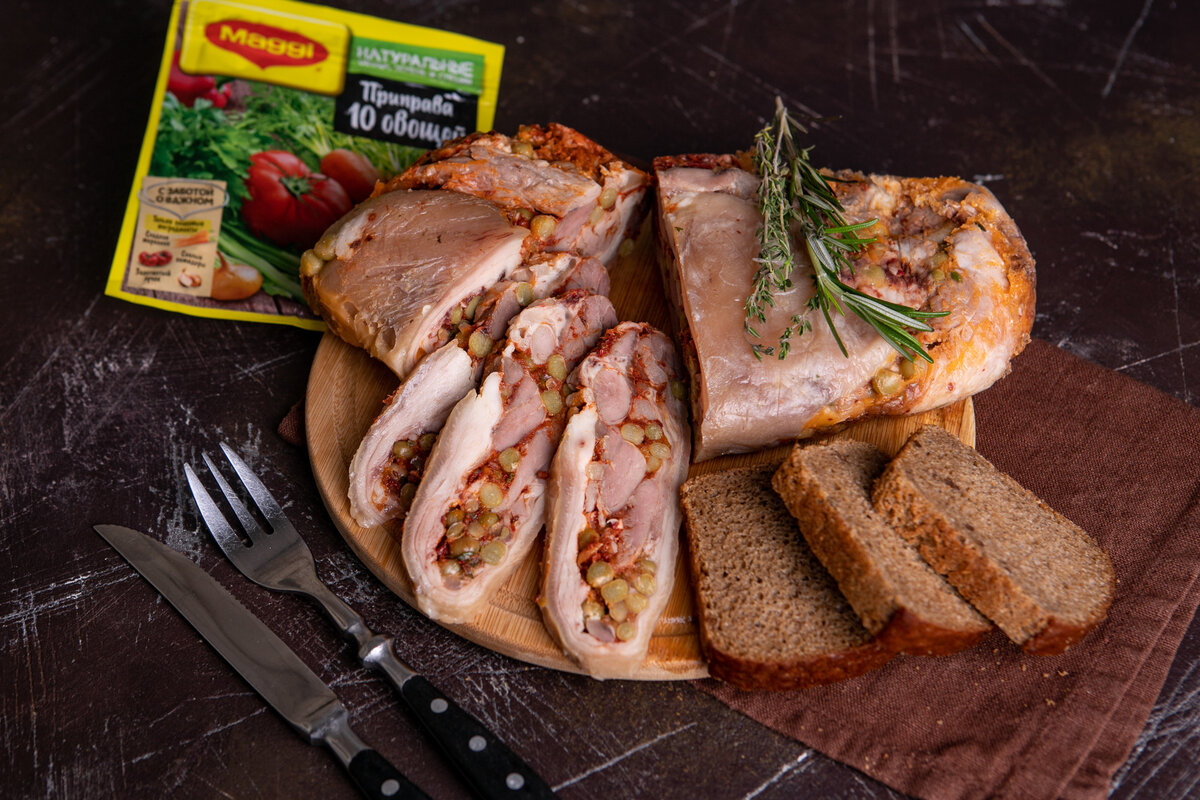 Мясной рулет из свиной рульки с зеленым горошком по-деревенски