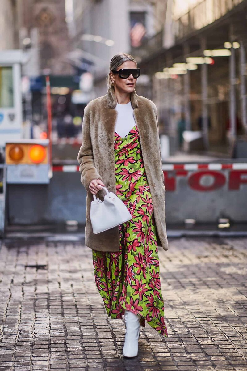 Крупные цветы визуально прибавляют вес и искажают фигуру. /Фото: fashionweekdaily.com