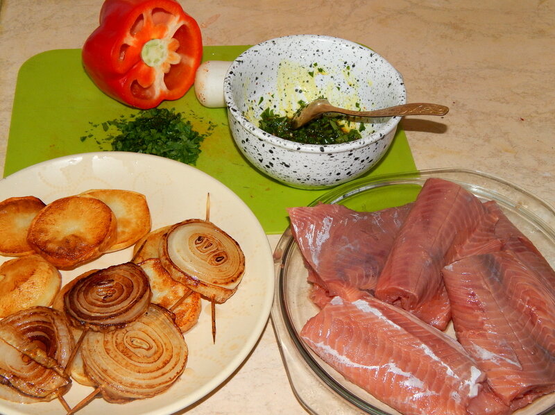 Рыба на овощах, зпеченная в фольге. Несложно, эффектно, вкусно.