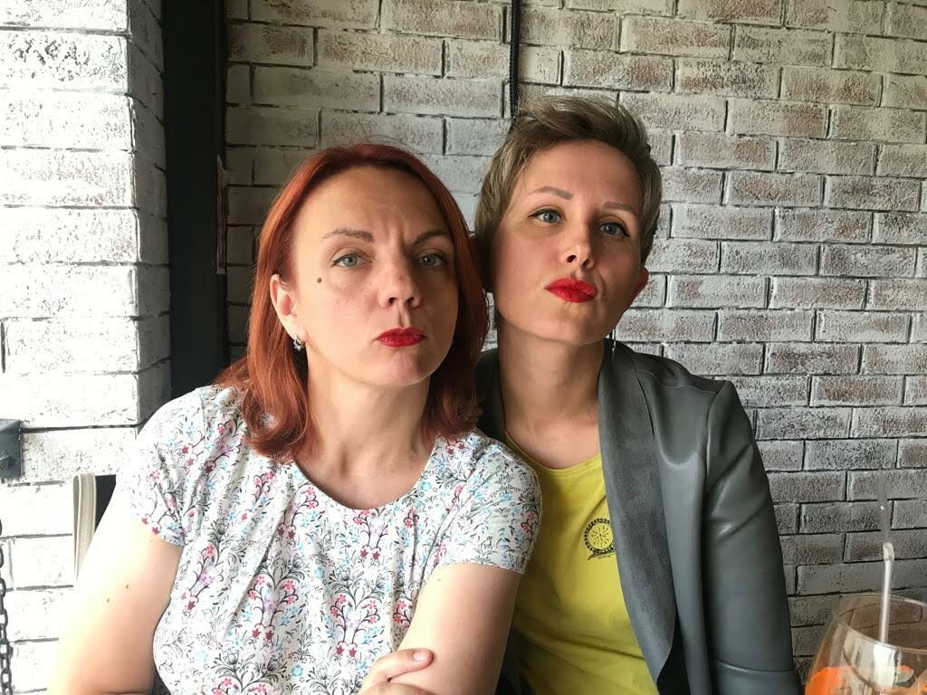 В ресторане перед моей госпитализацией в онкоцентр. Марина в парике.