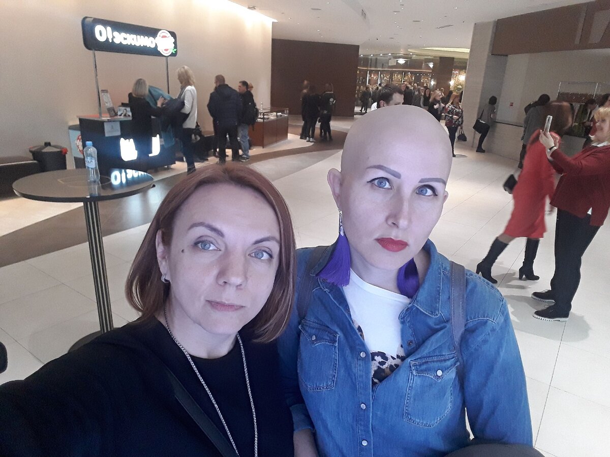 Хотите побыть невидимкой? Идите на концерт с лысой подругой:) На шоу Евы Польны.