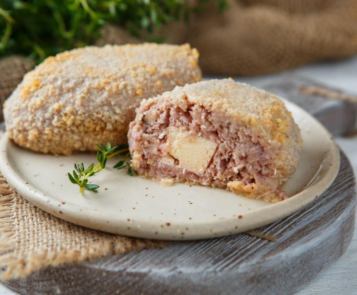 Зразы мясные с сыром. Состав: свинина, говядина, хлеб, соль, перец, лук, сыр российский. Цена: 169 руб. за 250 г.