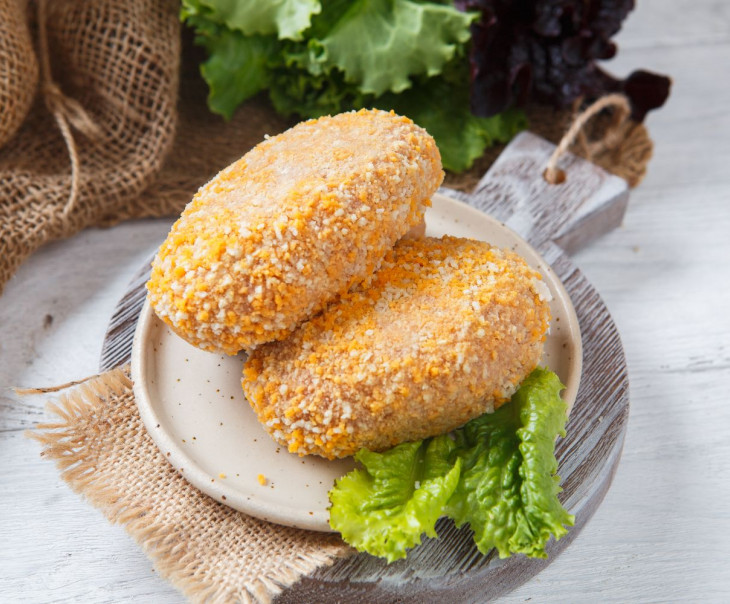 Зразы мясные с сыром. Состав: свинина, говядина, хлеб, соль, перец, лук, сыр российский. Цена: 169 руб. за 250 г.