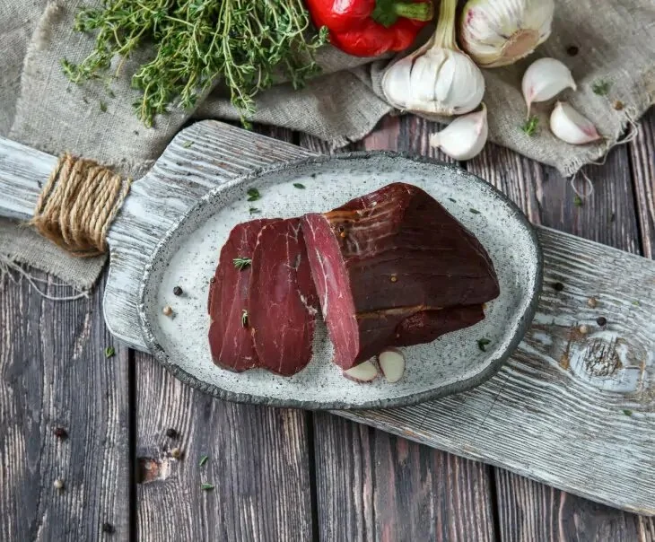 Фермерский продукт: сырокопченое филе оленя с можжевельником