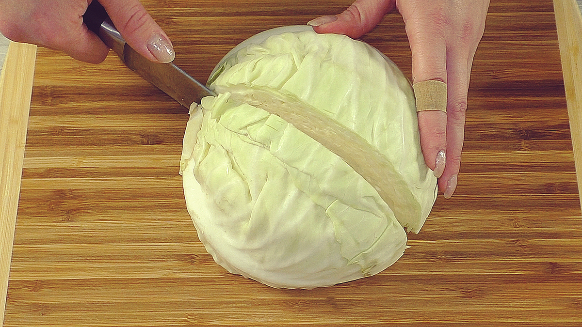 Салат из капусты на все времена: вкусно, как в столовой (гости будут довольны)