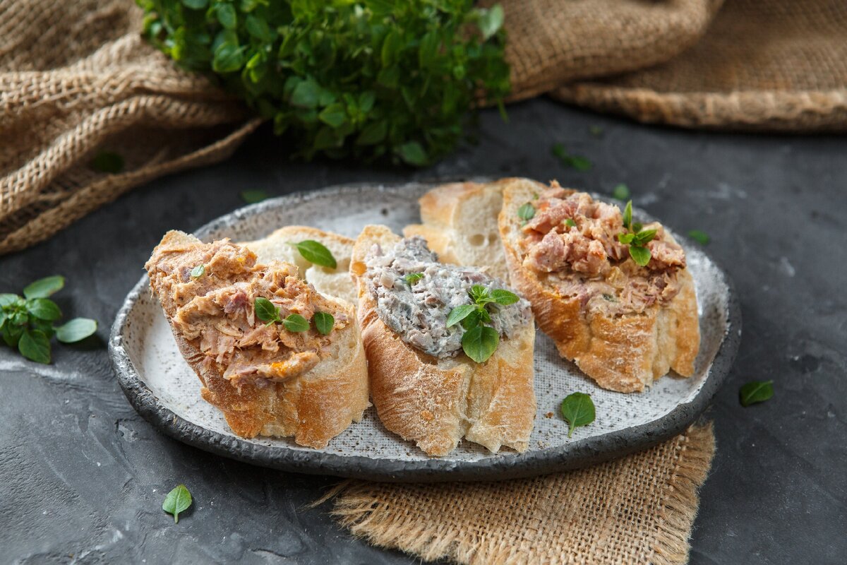 Риет - особый метод приготовления мяса, похожий на паштет. Отличный вариант сытной и полезной закуски к столу.
