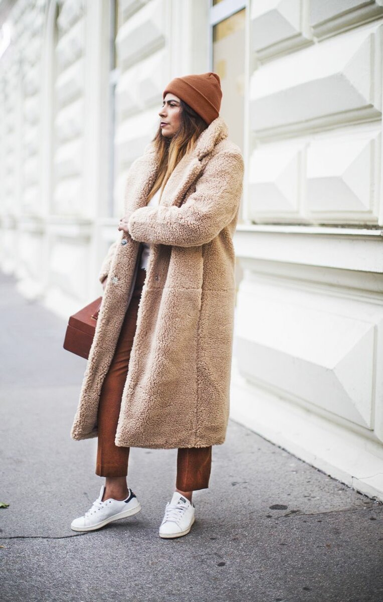 Женщина в плюшевой бежевой шубе. /Фото: fashion-style.es