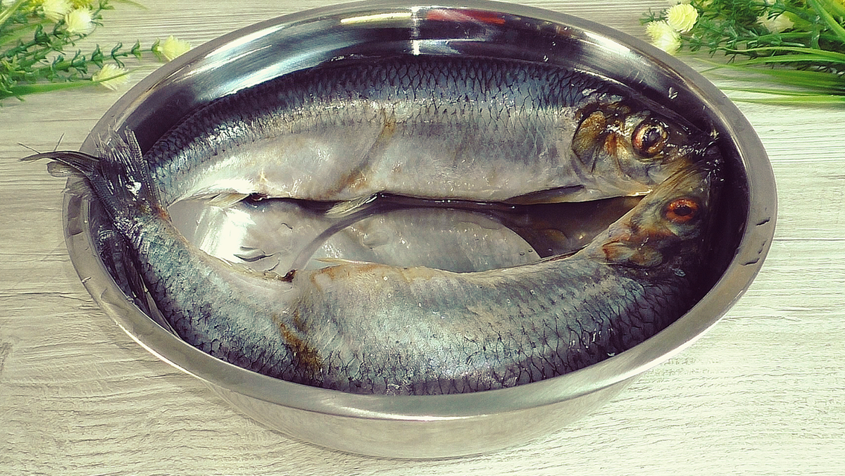 Самый любимый и простой рецепт маринованой селёдки который я знаю. Рыба получается очень вкусная, делюсь